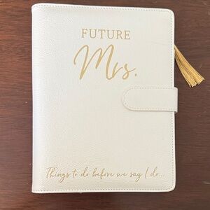 White and Gold 'Future Mrs.' Planner